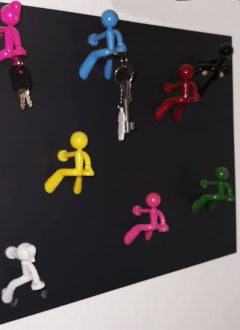 Die Upcycler_Individuelles Schluesselbrett mit Magnetmaennchen