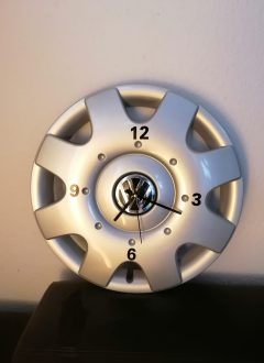 Die Upcycler_Wanduhr VW Radkappe
